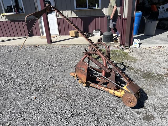 Image of New Holland 451 equipment image 3