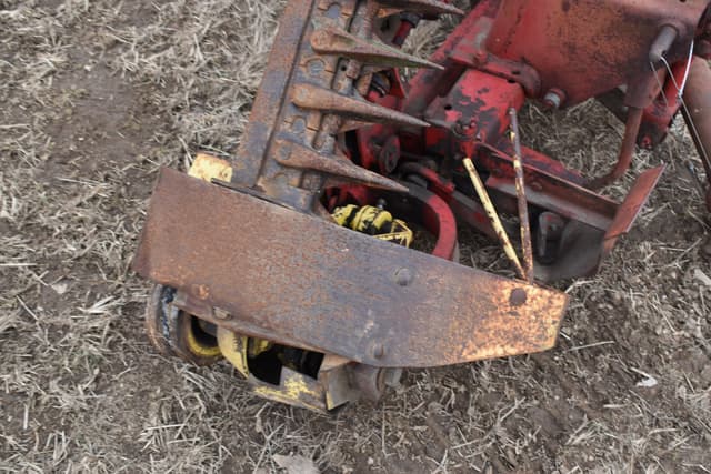 Image of New Holland 451 equipment image 3