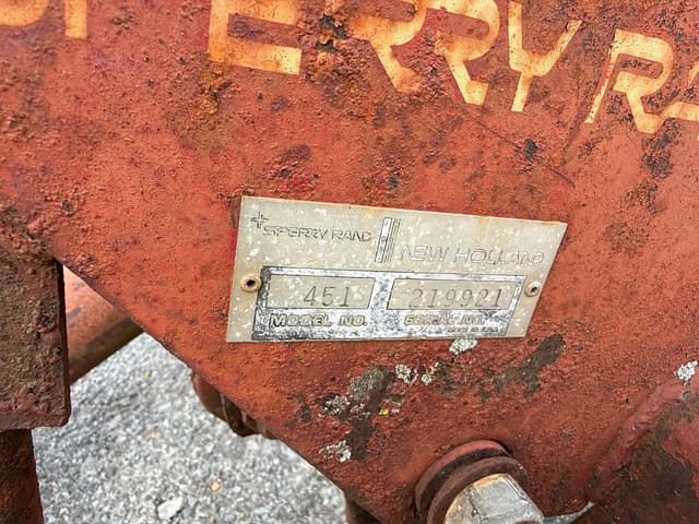 Image of New Holland 451 equipment image 3