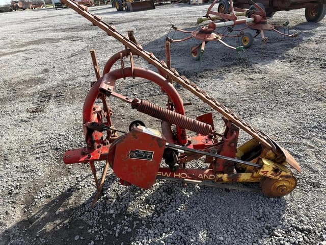 Image of New Holland 451 equipment image 4