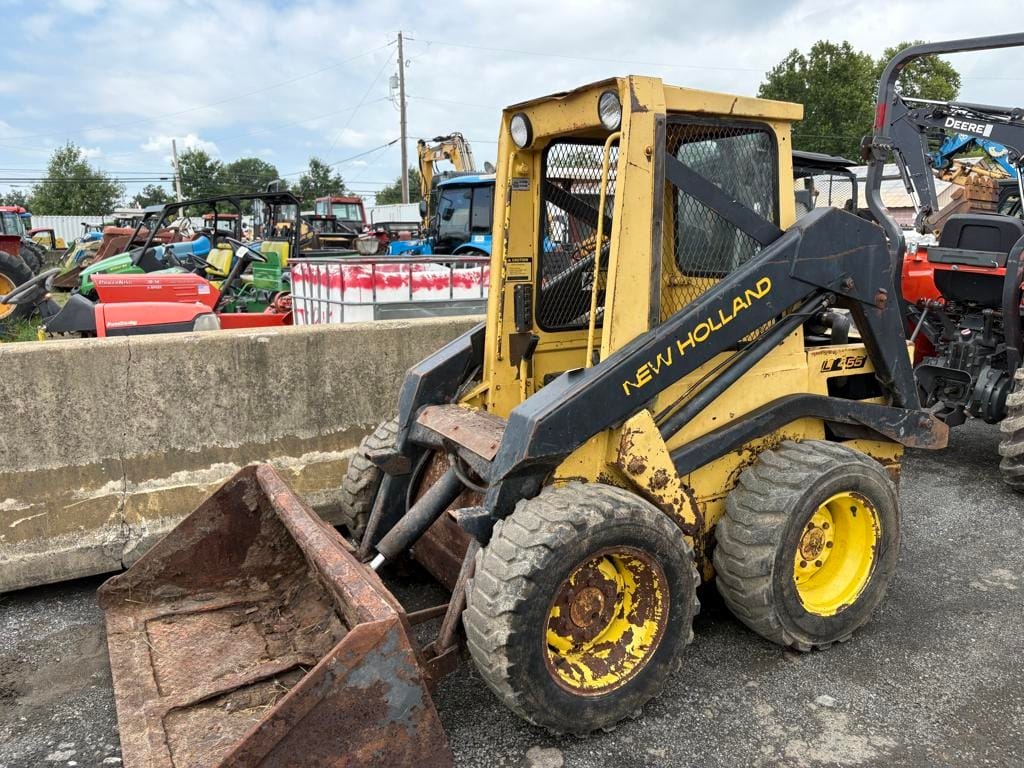 New Holland L455 Equipment Image0