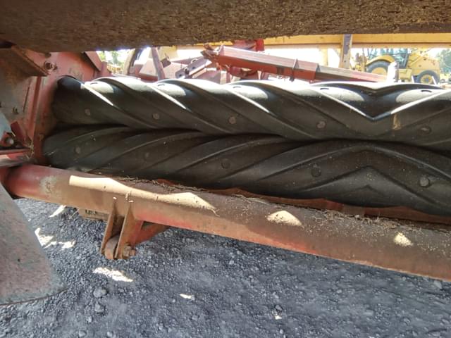 Image of New Holland 477 equipment image 3