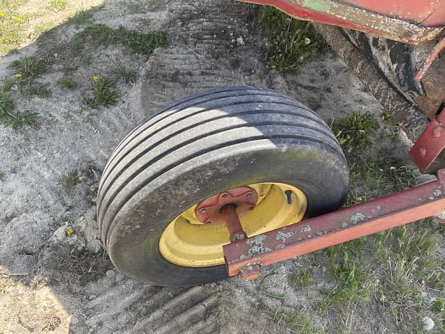 Image of New Holland 489 equipment image 4