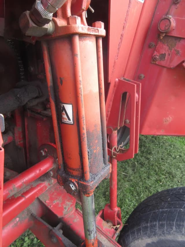 Image of New Holland 489 equipment image 4