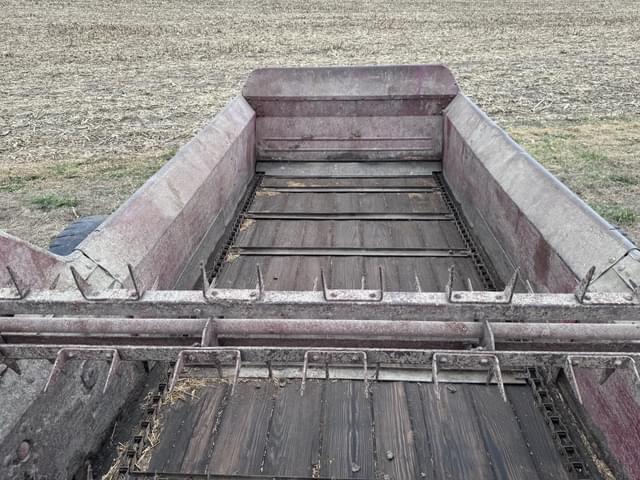 Image of New Holland 510 equipment image 4