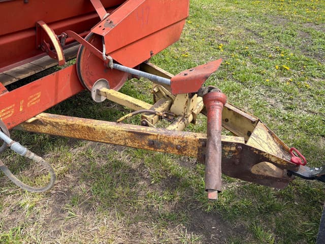 Image of New Holland 512 equipment image 4