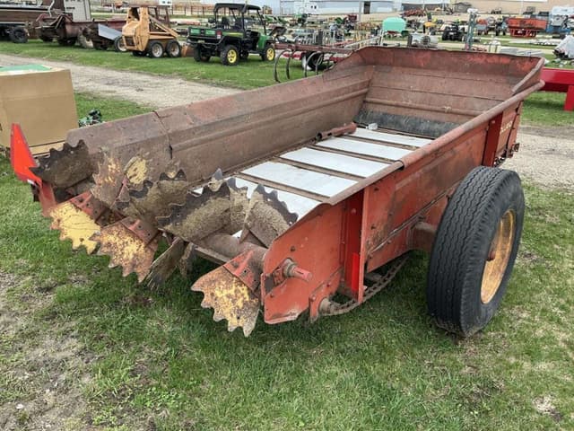 Image of New Holland 513 equipment image 3