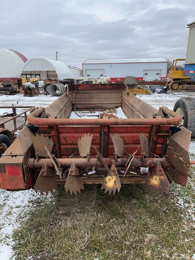 Image of New Holland 518 equipment image 4