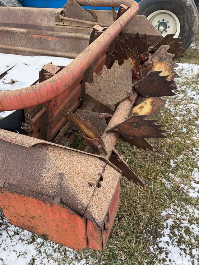 Image of New Holland 518 equipment image 3