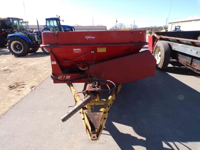 Image of New Holland 519 equipment image 4