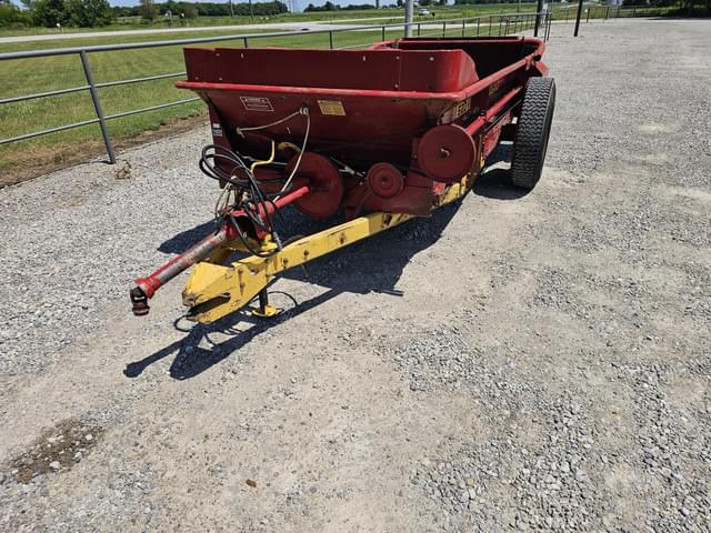 Image of New Holland 520 equipment image 2