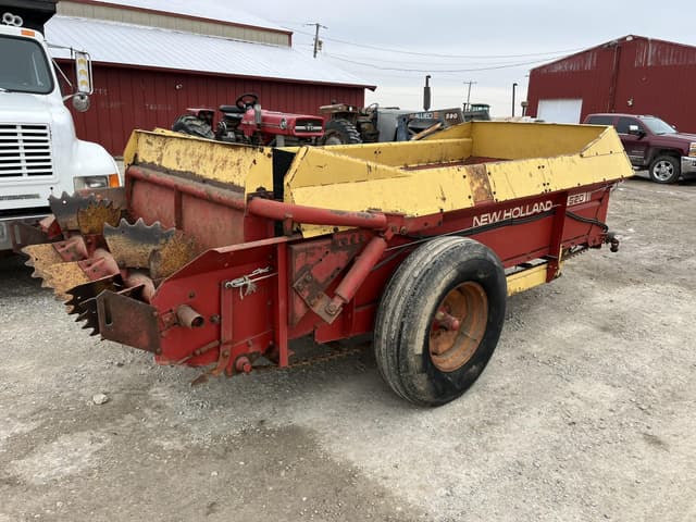 Image of New Holland 520 equipment image 2