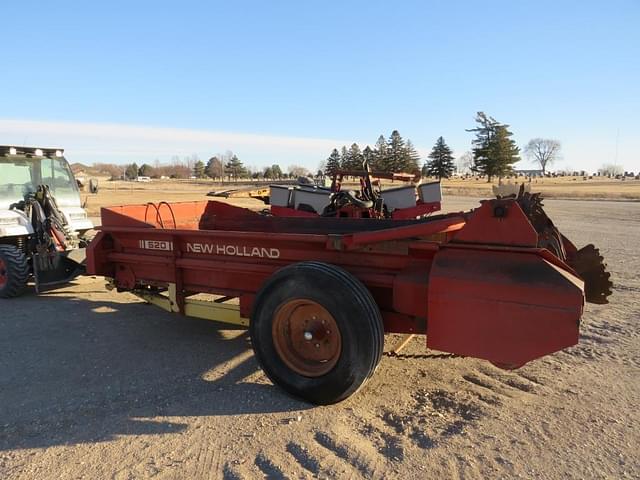 Image of New Holland 520 equipment image 3