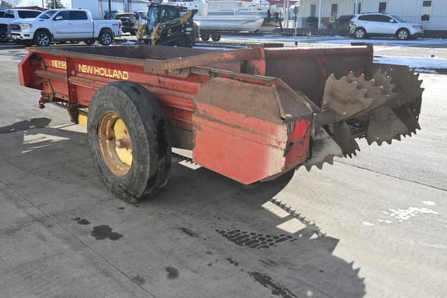 Image of New Holland 520 equipment image 4