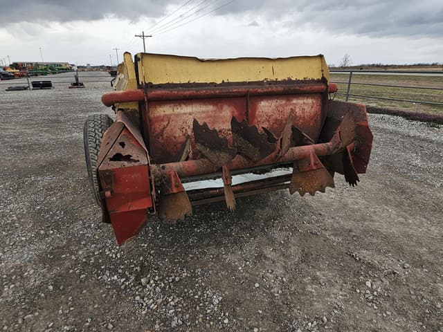 Image of New Holland 520 equipment image 4