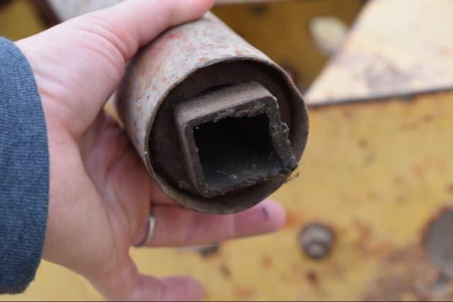 Image of New Holland 520 equipment image 4