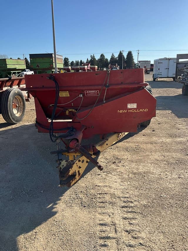 Image of New Holland 520 equipment image 2