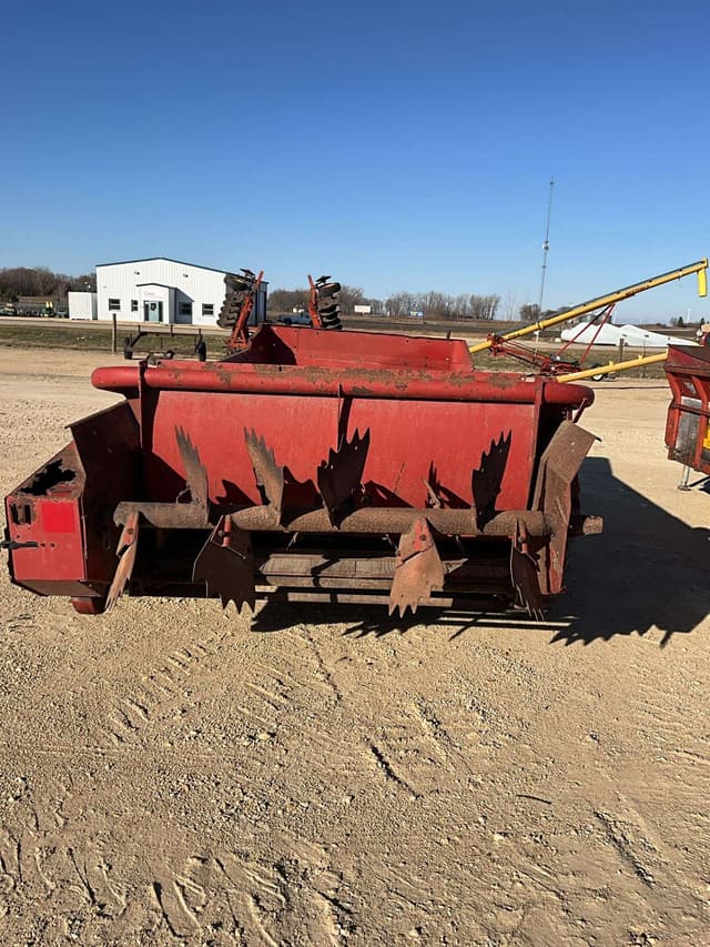 Image of New Holland 520 equipment image 4