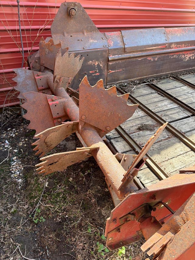 Image of New Holland 520 equipment image 4