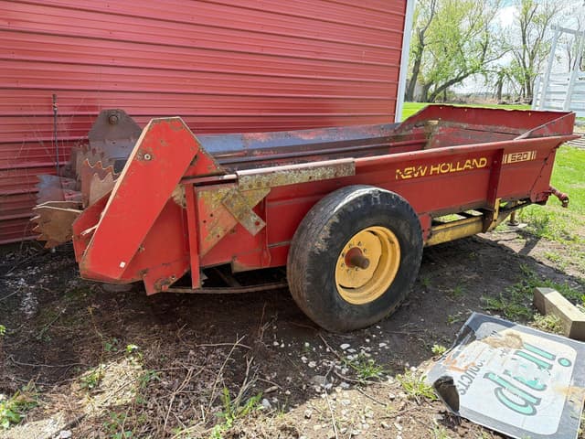 Image of New Holland 520 equipment image 2
