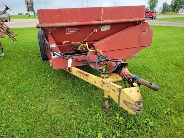 Image of New Holland 520 equipment image 1