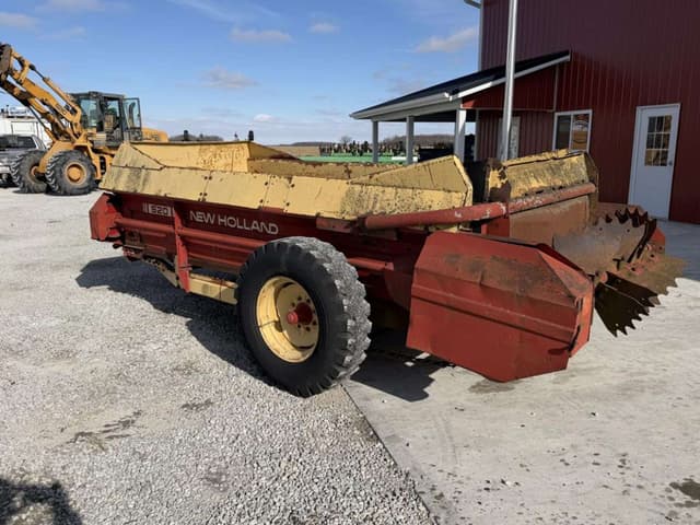 Image of New Holland 520 equipment image 3