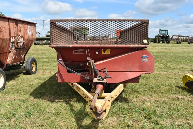 Image of New Holland 520 equipment image 1