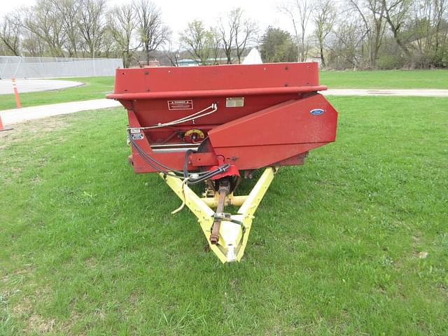 Image of New Holland 520 equipment image 1