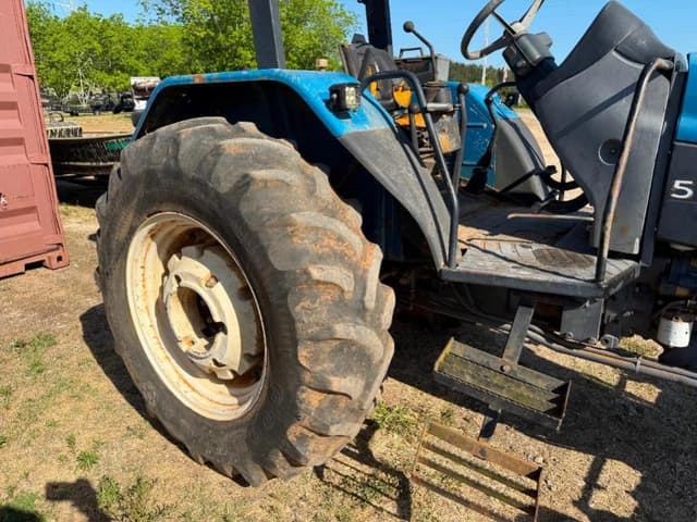 Image of New Holland 5635 equipment image 3