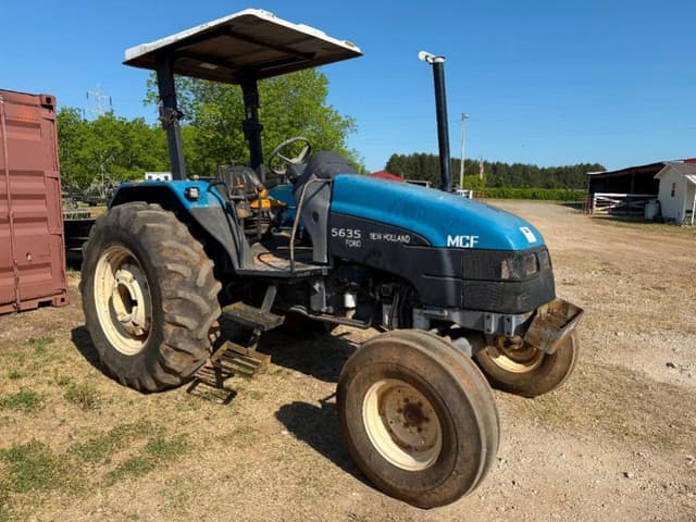 Image of New Holland 5635 equipment image 2