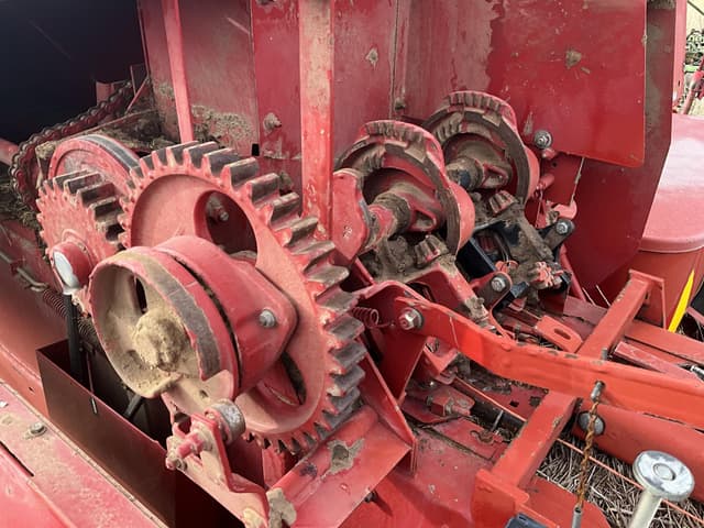 Image of New Holland 565 equipment image 4