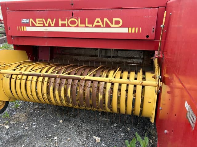 Image of New Holland 565 equipment image 3