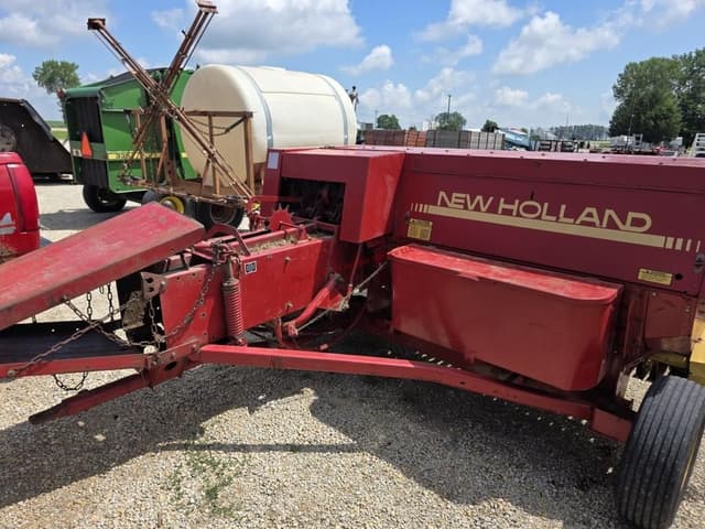 Image of New Holland 565 equipment image 4