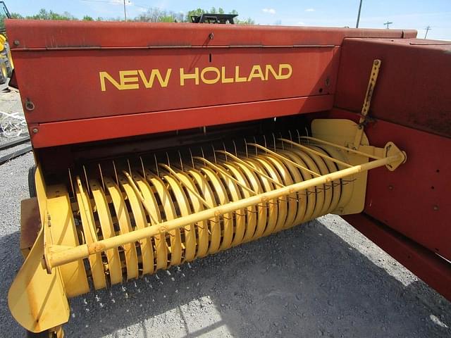 Image of New Holland 565 equipment image 2