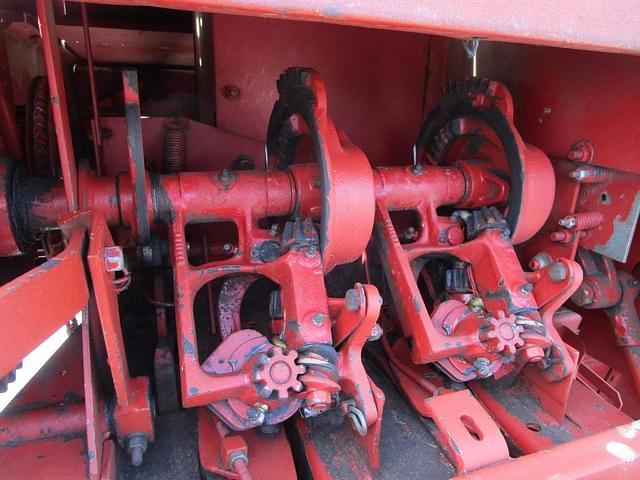 Image of New Holland 565 equipment image 4