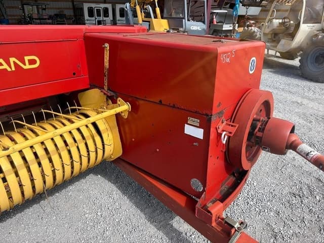 Image of New Holland 565 equipment image 4