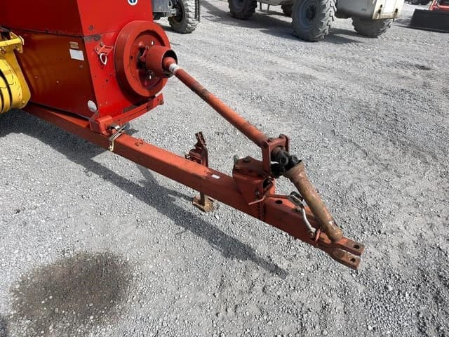 Image of New Holland 565 equipment image 3