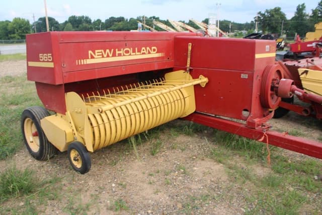 Image of New Holland 565 equipment image 2