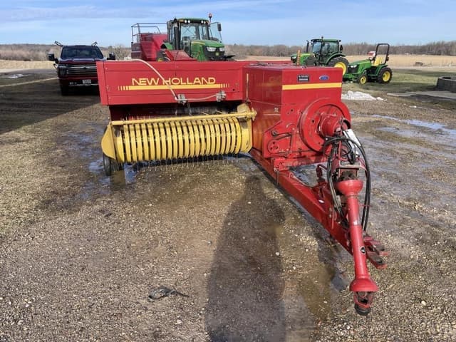 Image of New Holland 565 equipment image 2