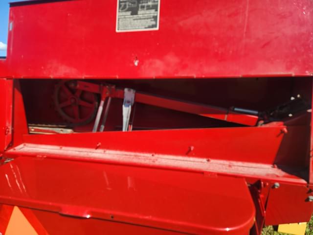 Image of New Holland 565 equipment image 4