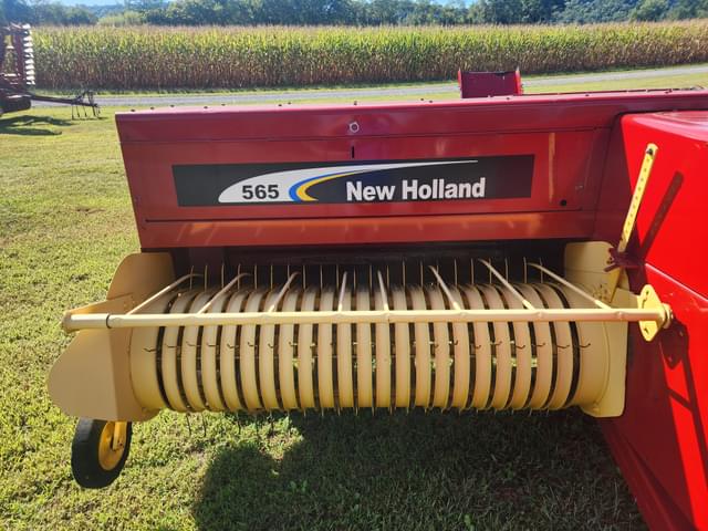 Image of New Holland 565 equipment image 3