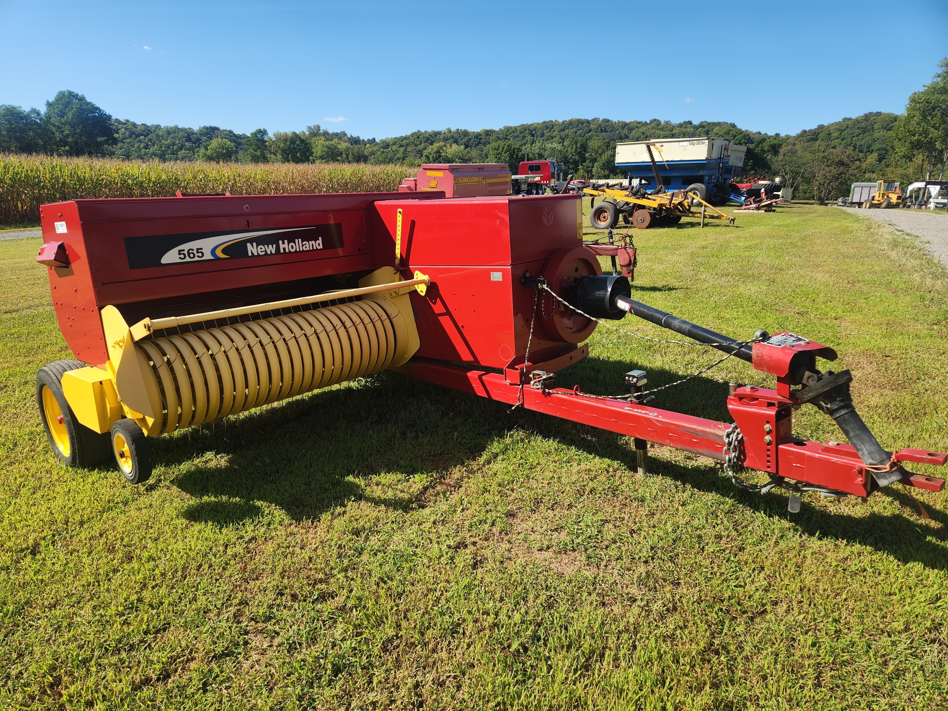 New Holland 565 Equipment Image0