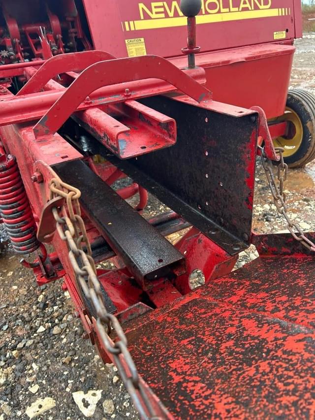 Image of New Holland 565 equipment image 4