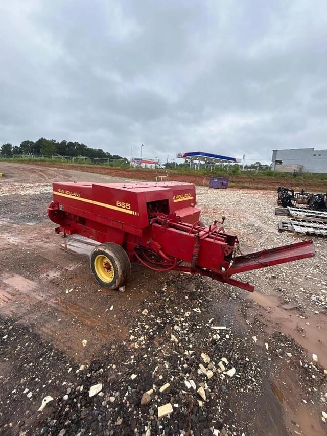 Image of New Holland 565 equipment image 3