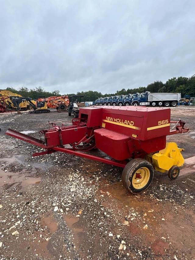 Image of New Holland 565 equipment image 2
