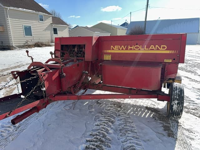 Image of New Holland 565 equipment image 4