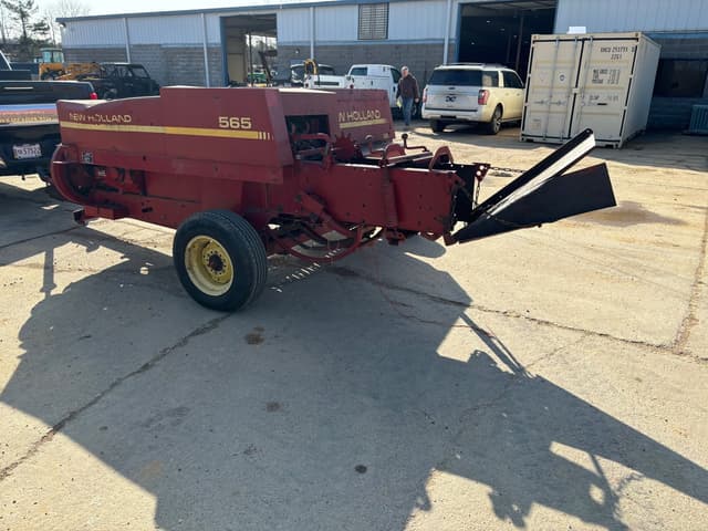 Image of New Holland 565 equipment image 2