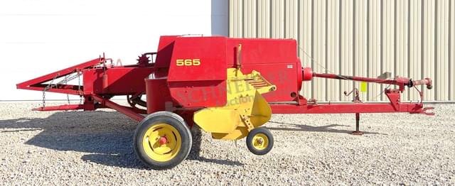 Image of New Holland 565 equipment image 2