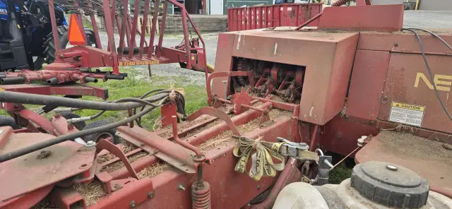 Image of New Holland 570 equipment image 4