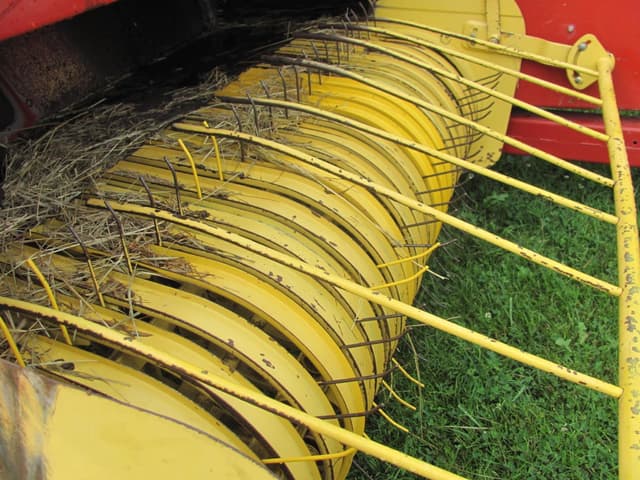 Image of New Holland 570 equipment image 4